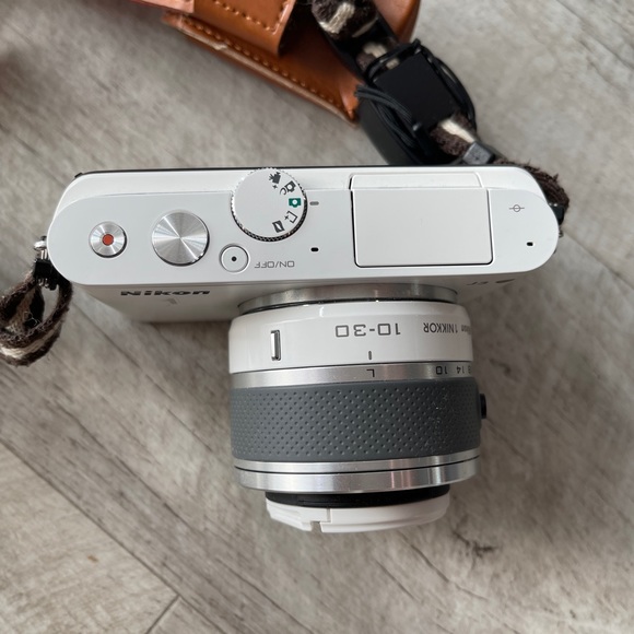 SOLD. Nikon 1 J3 camera - Picture 2 of 5